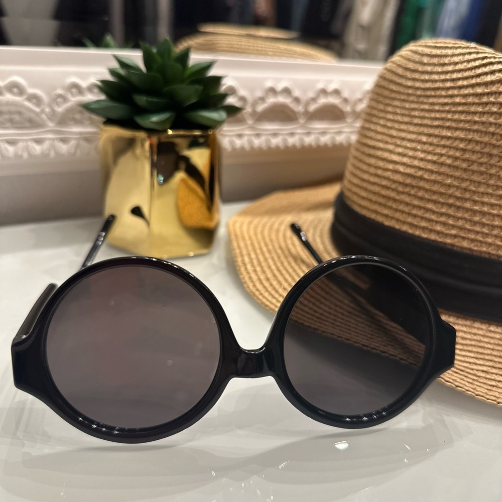 Black round frame Vera Wang sunglasses